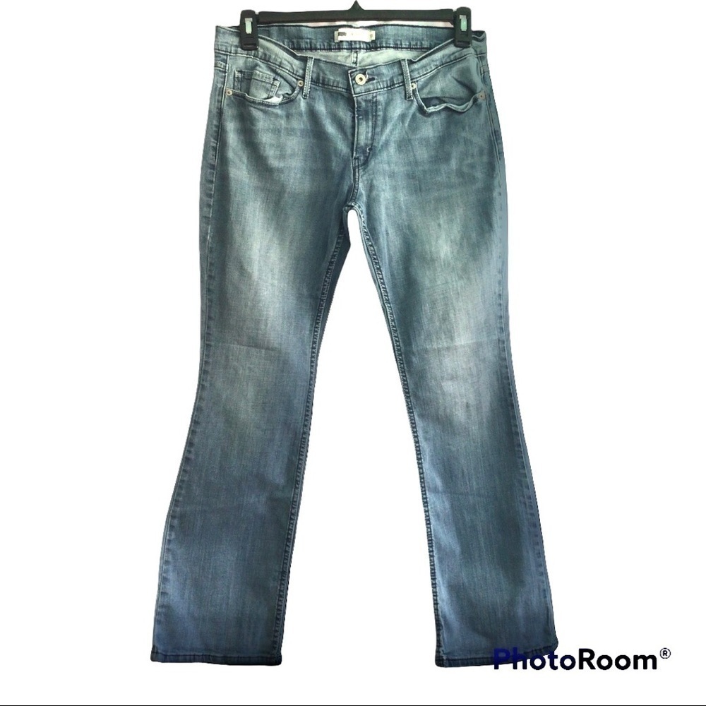 Women Levi’s 520 Low Rise Boot Cut Light Wash Jeans